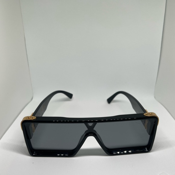 2020 LV Sunglasses - Picture 2 of 8